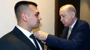 Cumhurbaşkanı Erdoğan, Kendisiyle İsim Taşıyana Rozetini Taktı