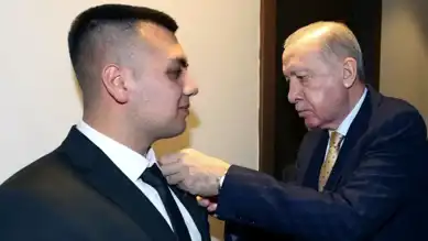 Cumhurbaşkanı Erdoğan, Kendisiyle İsim Taşıyana Rozetini Taktı