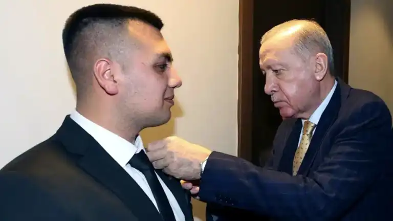 Cumhurbaşkanı Erdoğan, Kendisiyle İsim Taşıyana Rozetini Taktı